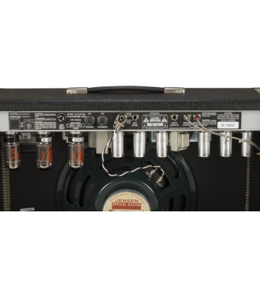 FENDER '64 CUSTOM DELUXE REVERB POJAČALO